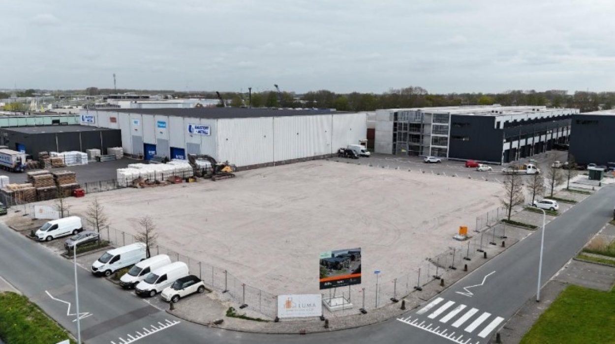 Bouwgrond aan de hoek van de Kabelweg en Cilinderweg in Roelofarendsveen