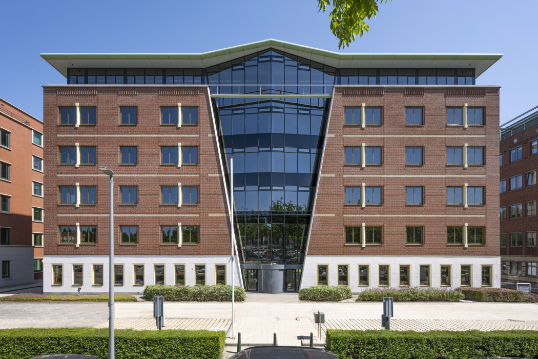 Het volledig gerenoveerde kantoorpand aan de Lichtenauerlaan 142 in Rotterdam