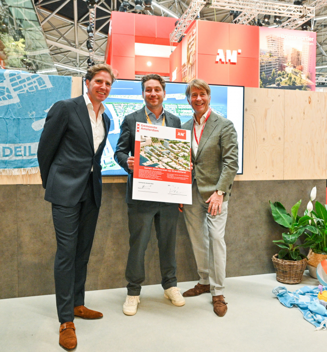 v.l.n.r.: Felix Sanders (ontwikkelingsmanager AM), Reinier van Dantzig (wethouder gemeente Amsterdam), Ronald Huikeshoven (managing director AM).