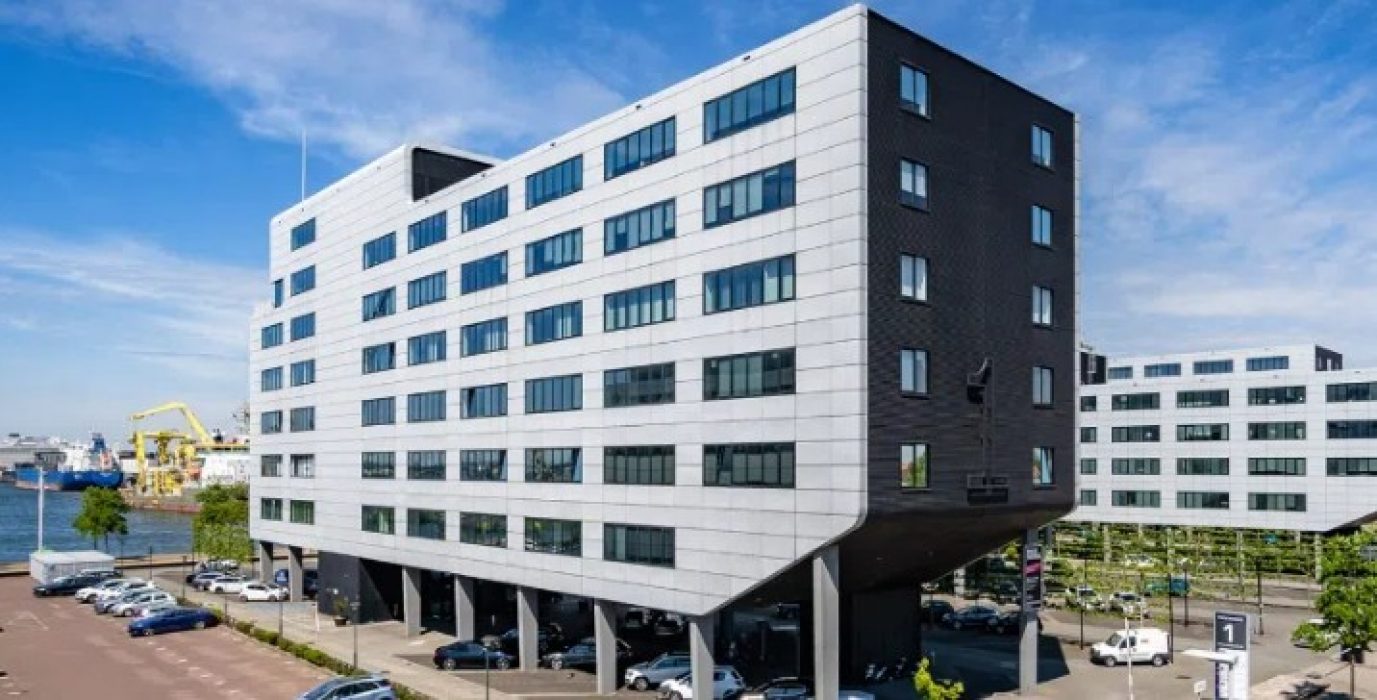 Waalhaven Oostzijde 83 in Rotterdam