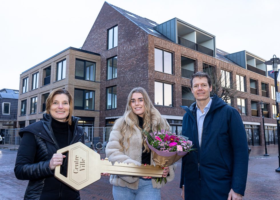 Symbolische sleuteloverdracht tussen Wethouder Jolanda Langeveld, Olaf Nieuwenhuis van Kroonenberg Groep en Kim van der Kroft