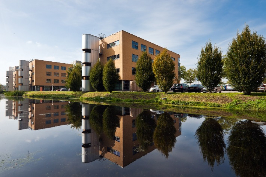 Kantoorgebouwen aan de Hoofdweg 60 en 70 in Rotterdam