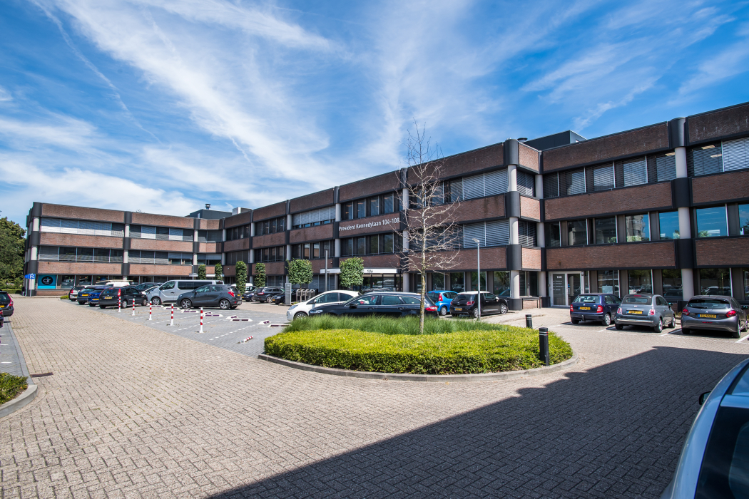 Bedrijfsverzamelgebouw aan de President Kennedylaan 106 in Velp