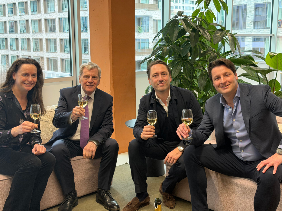 V.l.n.r.: Marianne Langelaar (Ontwikkellaar Gebiedsontwikkeling Dura Vermeer), Ronald van Soest (Partner NewUrban), Stephan van Soest, (Partner NewUrban) en Niels Nieboer (Directeur Vastgoedontwikkeling Dura Vermeer)