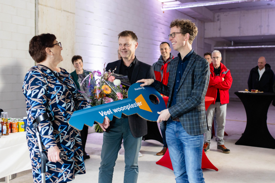 Overhandiging sleutel aan huurder Yvon (links) door Gijsbert van Herk (midden) en Martijn Balster (rechts)