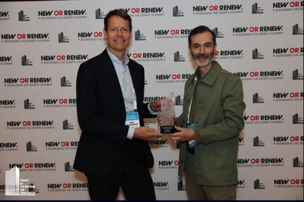 Olaf Nieuwenhuis (Kroonenberg Groep) en Rodia Valladares (Studio Gang) na ontvangst van de award