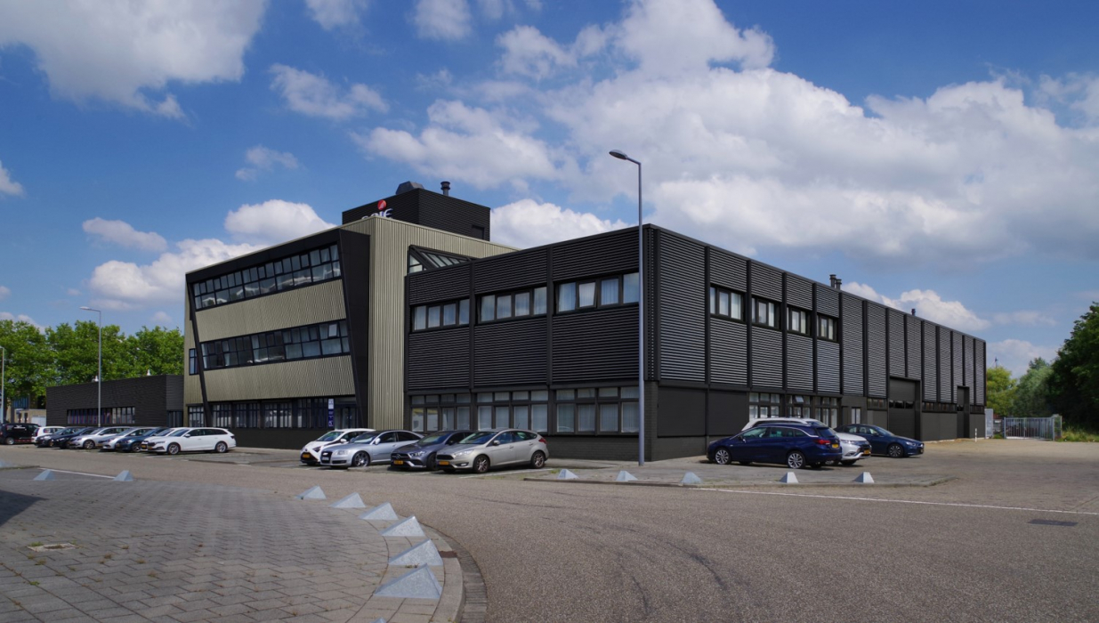 Bedrijfscomplex aan de Schrijnwerkerstraat 30 in Hoogvliet-Rotterdam