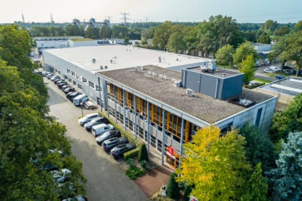 Bedrijfscomplex aan de Asveldweg 11 en 19 in Hengelo