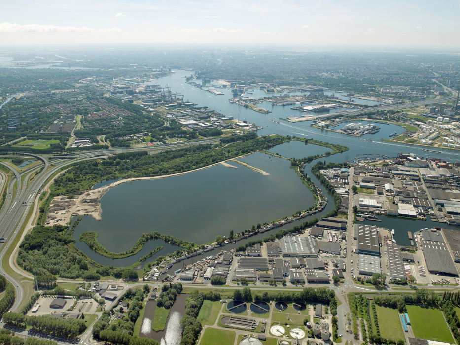 Luchtfoto oormalige busremise aan de Sluispolderweg in Zaandam