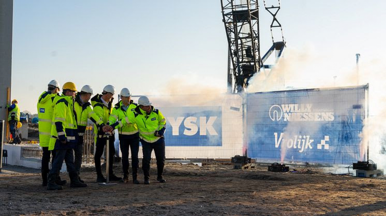 De eerste kolom van het nieuwe distributiecentrum van JYSK in Lelystad is geplaatst