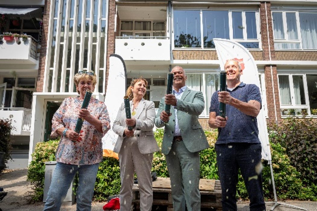 v.l.n.r. mevrouw Mooiman (bewoner), Bianca Bremer (Gemeente Leidschendam-Voorburg), Aniel Ramawadh (Vidomes) en Herman Steenbergen (Van Wijnen Stolwijk) @fotografie Herman Zonderland.