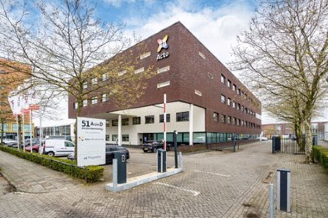 Kantoorgebouw aan de Amsterdamseweg 51A-B in Amersfoort