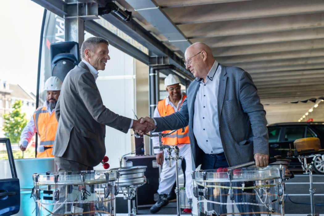Michiel Tenge, algemeen directeur Q-Park Nederland (l) en wethouder John Aarts