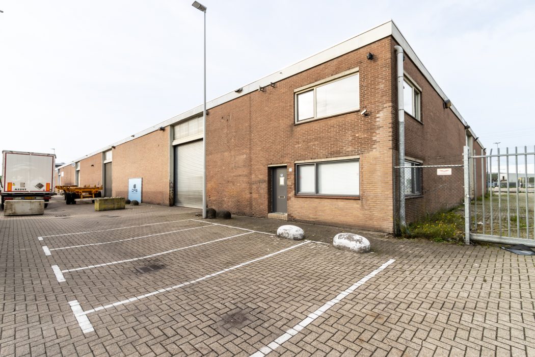 Bedrijfspand aan de van Veenendaalweg 5 in Rotterdam