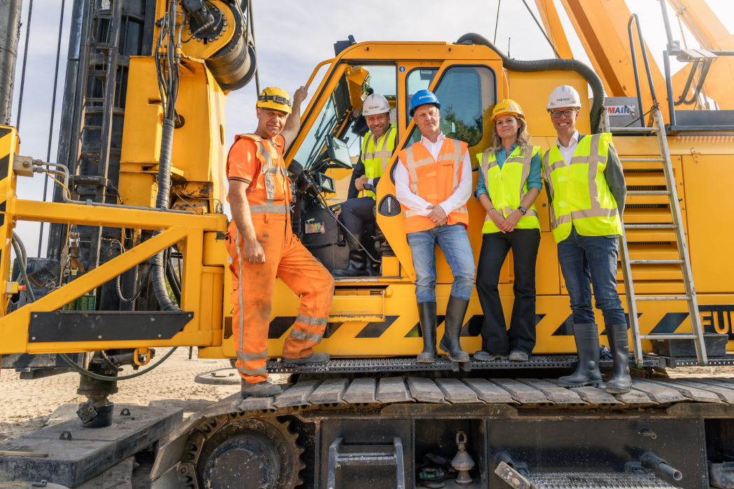 Start bouw handeling: Hugo de Jonge, Gijsbert van Herk, Esther Fleers en Martijn Balster