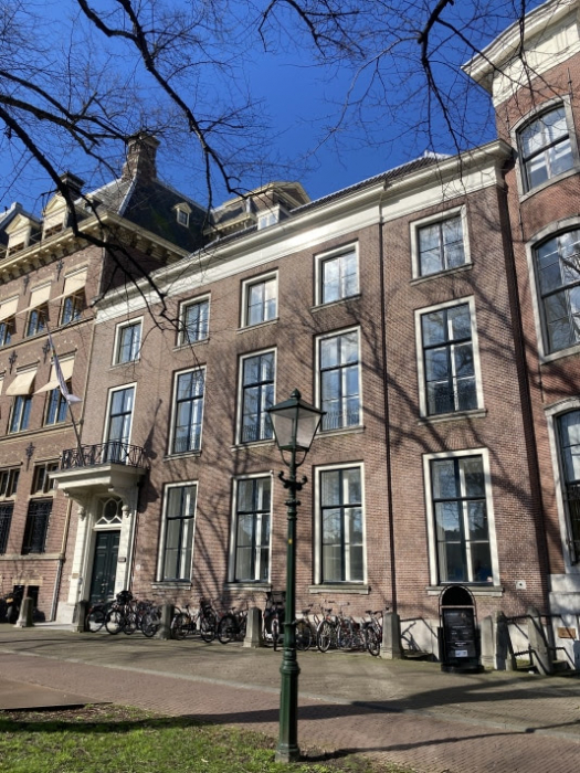 Monumentale kantoorpand aan de Lange Vijverberg 3 in Den Haag