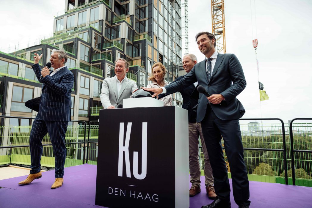 vlnr Sjaak Bral, presentator Marco Peppel, directievoorzitter J.P. van Eesteren Heleen Aarts, chief executive officer Amvest Hans Bootsma, directeur projectontwikkeling Synchroon Robert van Asten, wethouder gemeente Den Haag