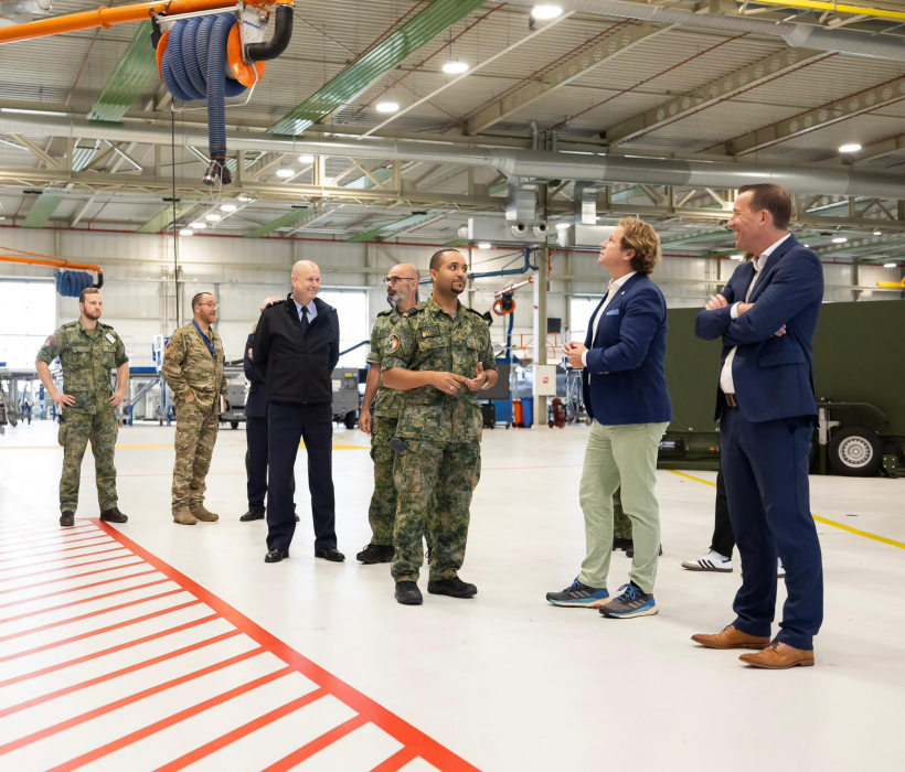 Staatssecretaris Tuinman op een defensielocatie