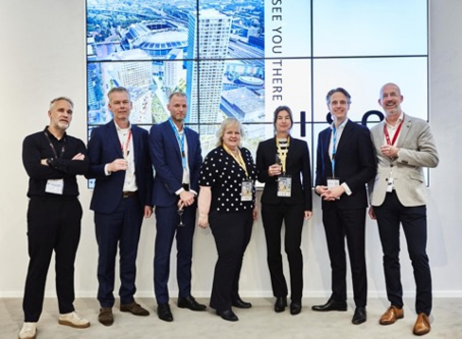 Foto v.l.n.r.: Marc Weel (gemeente Amsterdam), Maurice Wieland (AM), Richard de Jong (Ballast Nedam Development), Ellen Nieuweboer (gemeente Amsterdam), Annique Guyaux (gemeente Amsterdam), Onno Dwars (Ballast Nedam Development), Martin van Nuland (AM)