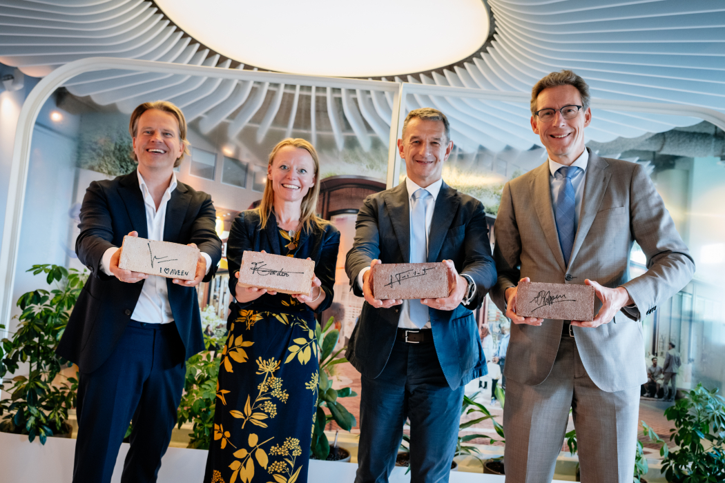 V.l.n.r.: Burgemeester Tjapko Poppens, wethouder Stadshart Floor Gordon, Jean-Marie Tritant (CEO Unibail-Rodamco-Westfield) en Jurn Hoeksema (COO Noord-Europa Unibail-Rodamco-Westfield)
