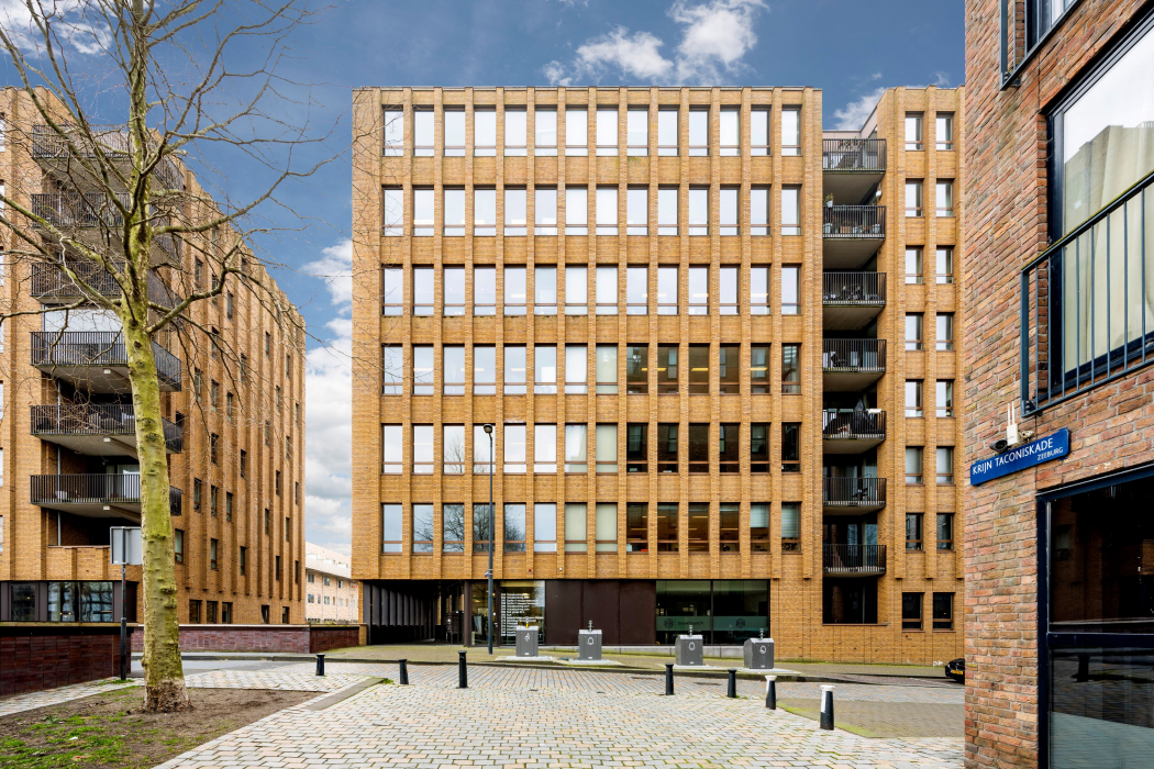 Het pand aan de Krijn Taconiskade 266-294 in Amsterdam