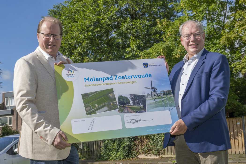 Paul Olthof, wethouder gemeente Zoeterwoude en Chretien Mommers, directeur-bestuurder van Rijnhart Wonen
