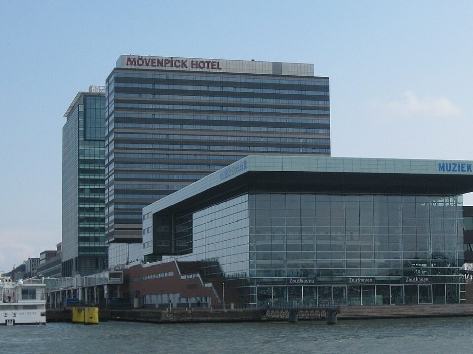 Mövenpick-hotel Amsterdam, @Patrick Clenet / Wikimedia Commons – CC BY-SA 3.0