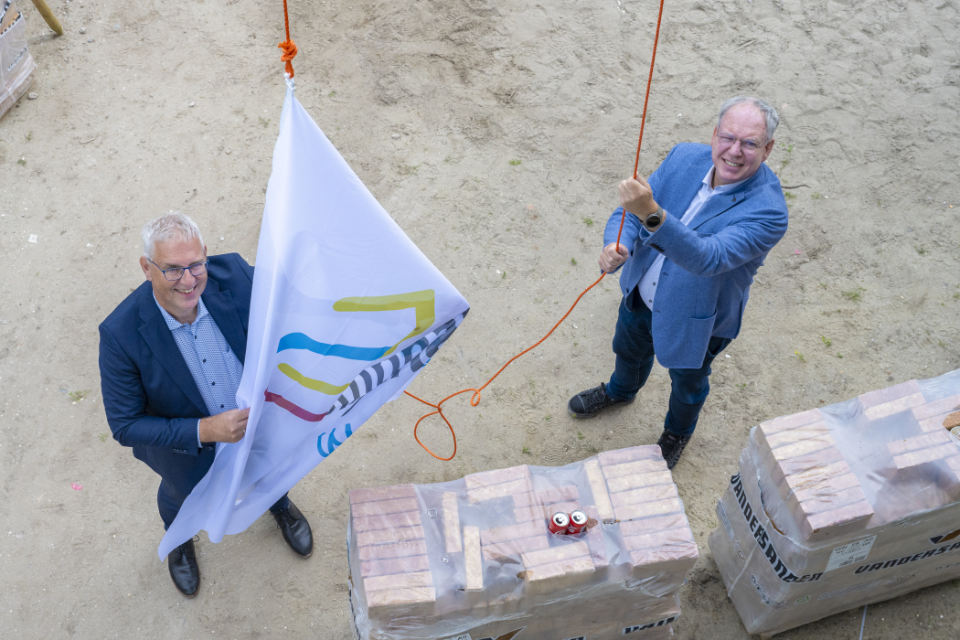 Wethouder Herman Romeijn hees samen met Chrétien Mommers de vlag om het hoogste punt van de Pinksterbloem te vieren.
