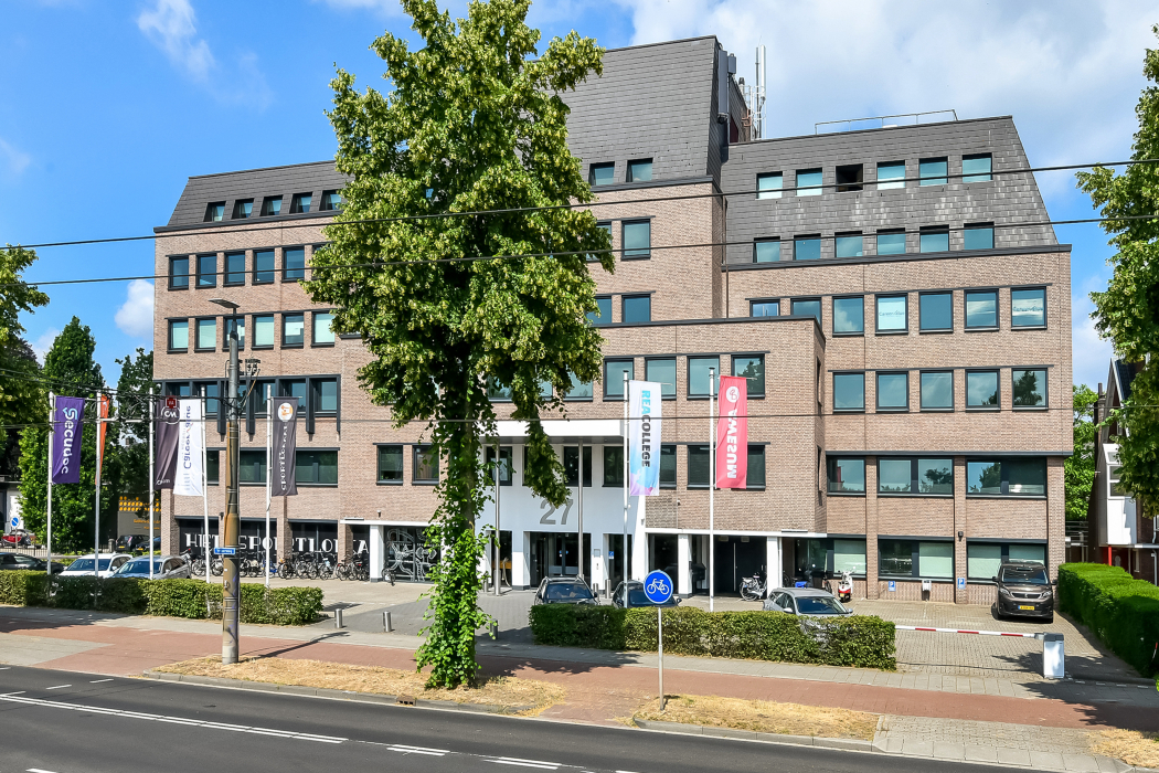 Kantoorgebouw aan de Velperweg 27 in Arnhem