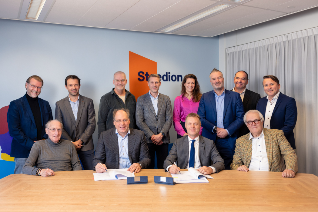 Ondertekening overname met in het midden (zittend) Peter Toonen (l) en Gijsbert van Herk (r). [Foto door Frank van der Burg]