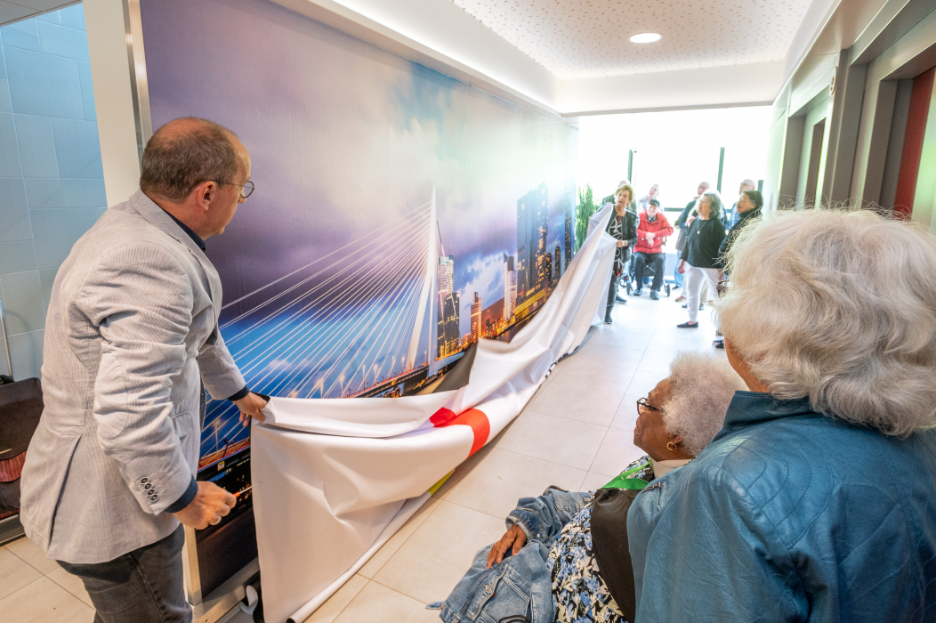 Woonbron directeur Arthur Oerlemans onthult de fotowand in de vernieuwde entree