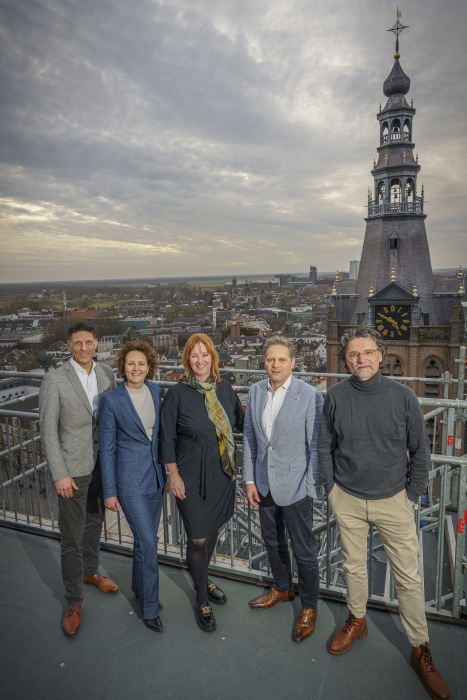 Het oprichtingsbestuur van OnsBVG op het dak van de Sint Janskathedraal in ’s-Hertogenbosch