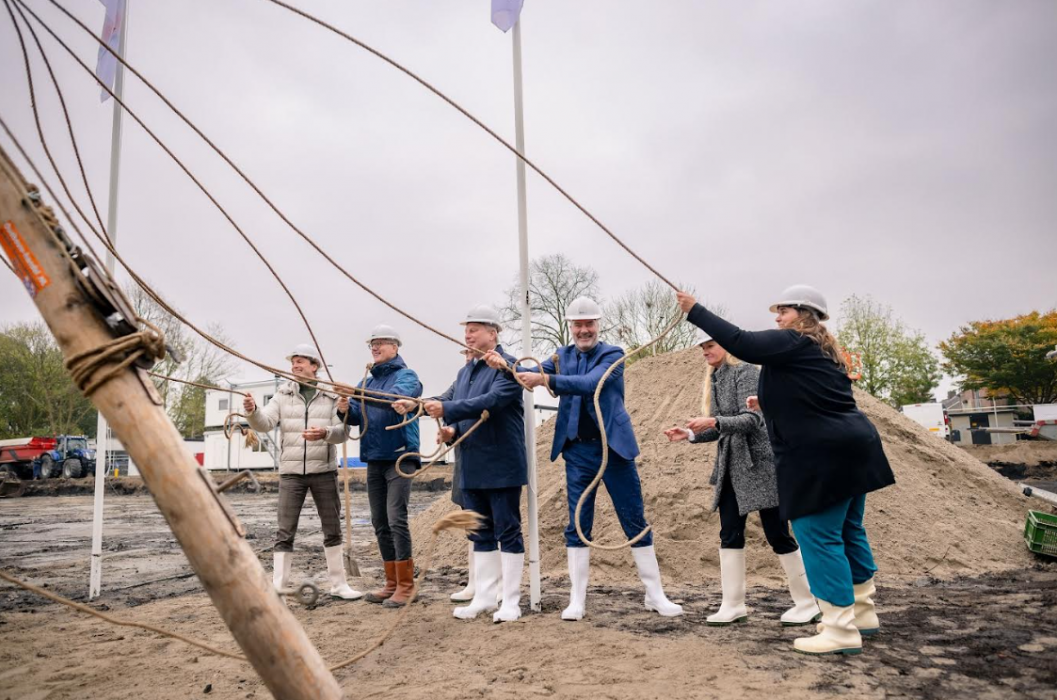 1e paal geslagen Koningin Julianastraat