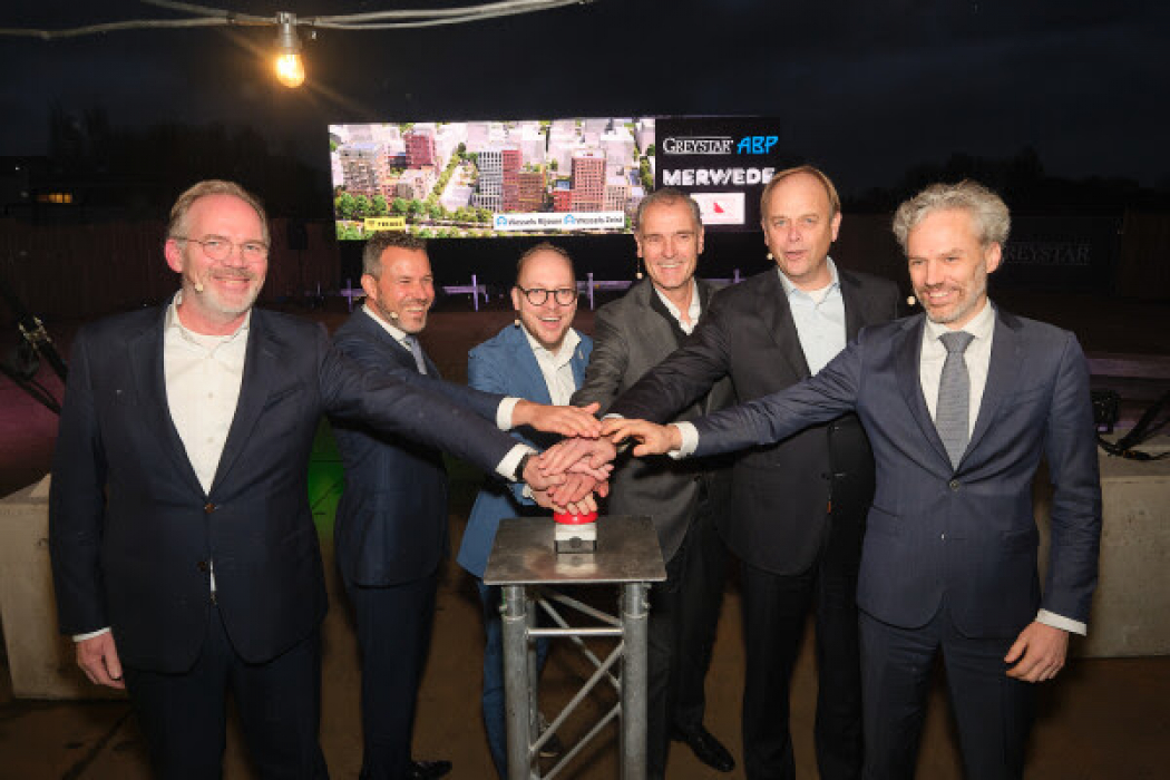 Persfoto van het start bouw. V.l.n.r: Marinus den Harder (Trebbe), Mark Kuijpers (Greystar), Eelco Eerenberg (wethouder gemeente Utrecht), Robert-Jan Foortse (APG), David van der Hulst (VolkerWessels), Jacos van Zelst (Min VRO)