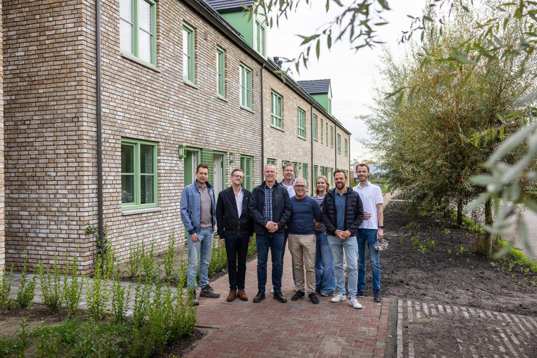 De betrokken partijen bij de oplevering van de 20 opgeleverde eengezinswoningen in de middenhuur in deelproject Parktuin in Park Triangel, Waddinxveen | © BPD