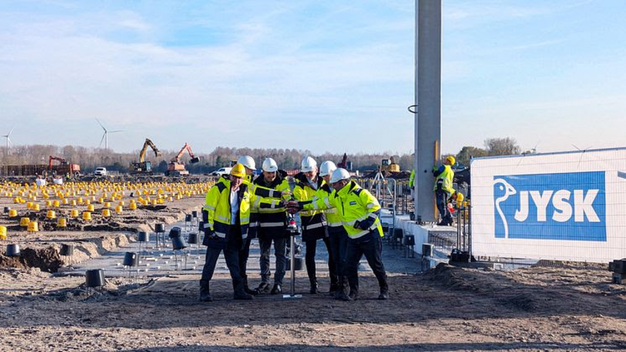 De eerste kolom van het nieuwe distributiecentrum van JYSK in Lelystad is geplaatst