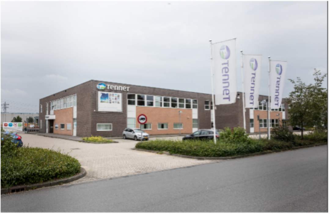 Bedrijfspand aan De Stroom 2 in Hoogeveen