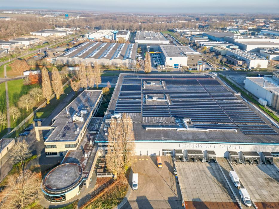 Bedrijfscomplex aan de Damsluisweg 56 in Almere