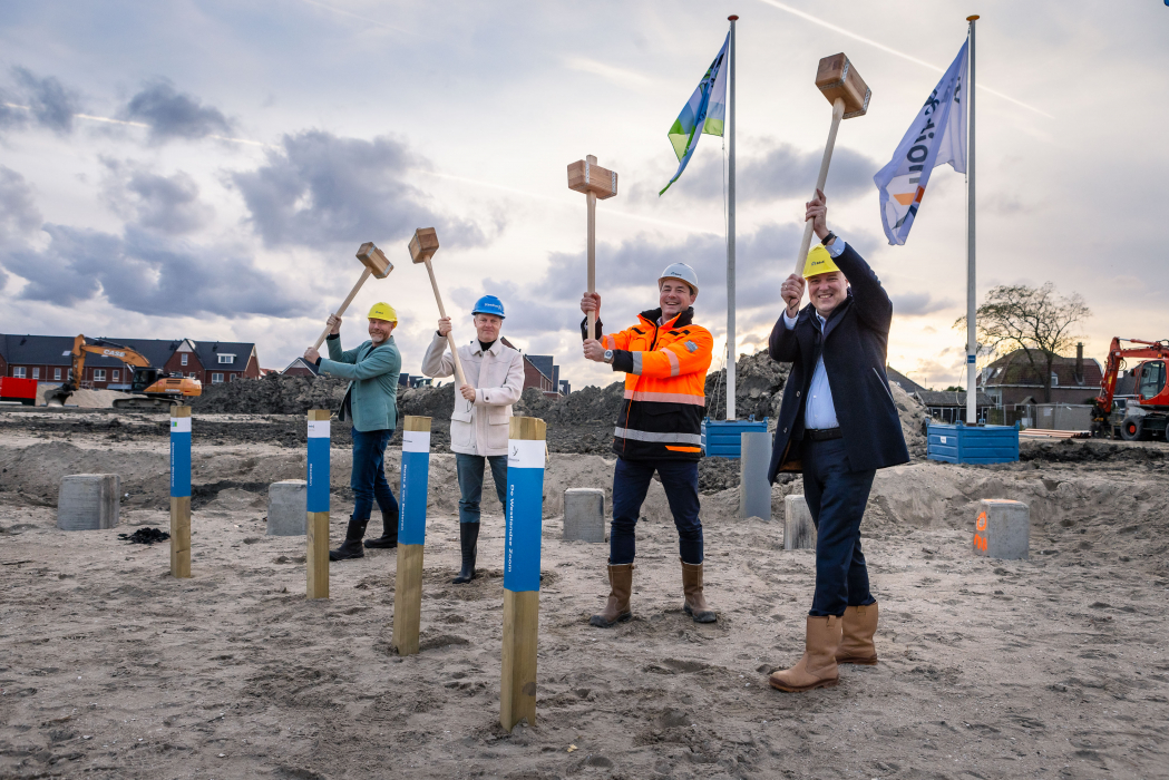 Michiel Ferwerda (wethouder gemeente Westland), Gijsbert van Herk (bestuursvoorzitter Staedion), Patrick van Adrichem (directeur Boele & van Eesteren) en Gerhard Zijderveld (directeur Ontwikkelingsbedrijf De Westlandse Zoom)