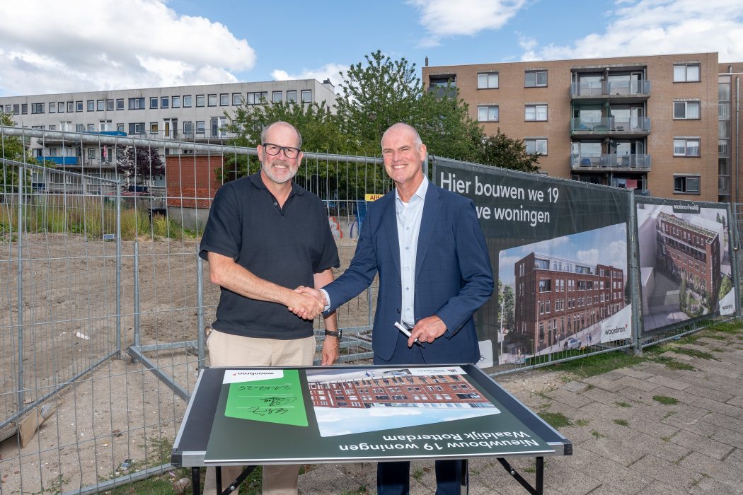 Ondertekening overeenkomst voor bouw 19 middenhuurwoningen aan de Waaldijk in Rotterdam door Tomas Schütz van Woonbron (links) en Cor de Jong van Bouwbedrijf Bakker Arkel (rechts)