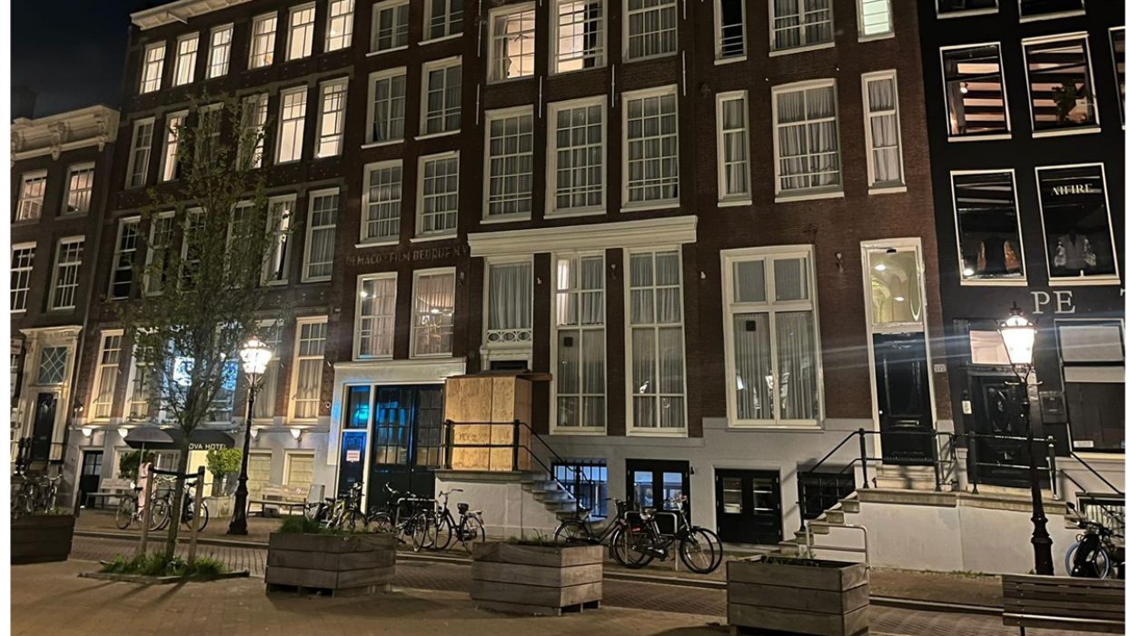 Nova Hotel aan de Nieuwezijds Voorburgwal in Amsterdam