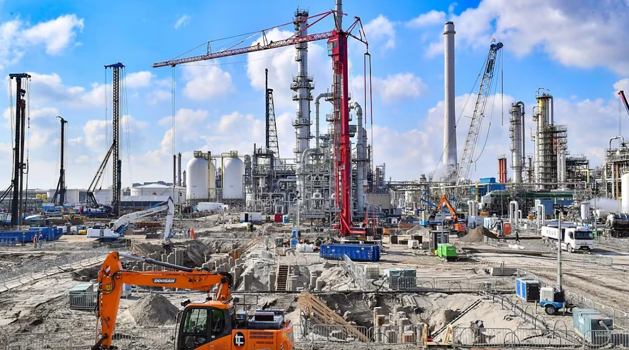 Bouwwerkzaamheden bij de biobrandstoffenfabriek van Shell in Pernis