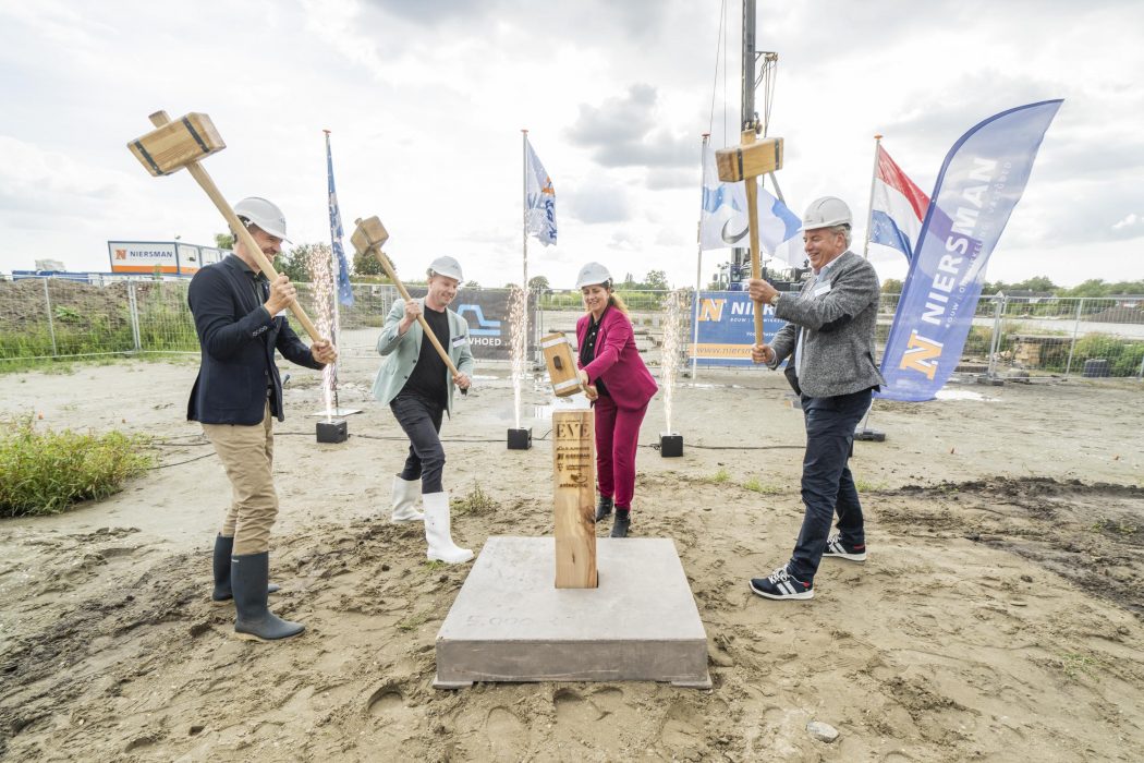 Bianca Bremer, wethouder van de Gemeente Leidschendam-Voorburg slaat de eerste paal.