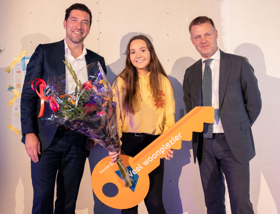 v.l.n.r. Robert van Asten (wethouder gemeente Den Haag), nieuwe huurder Emma en Gijsbert van Herk (bestuursvoorzitter Staedion).