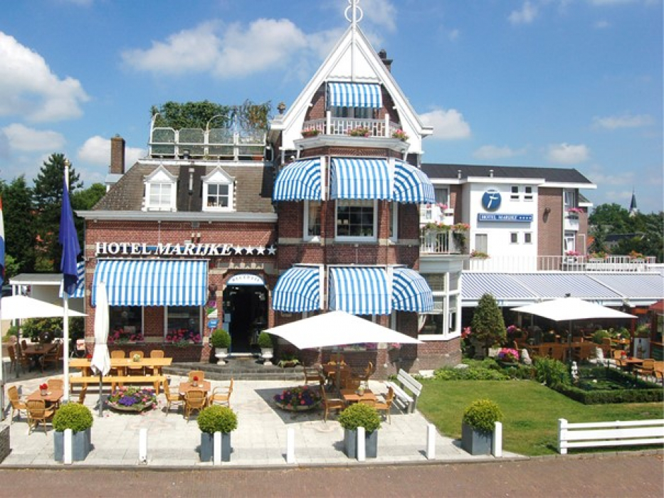 Hotel aan de Dorpsstraat 23 te Bergen (NH)