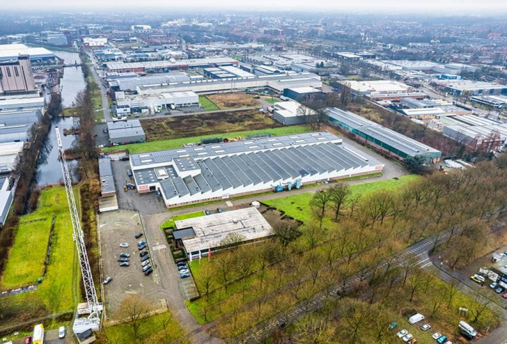 Bedrijfspand aan de Lage Dijk 13 in Helmond