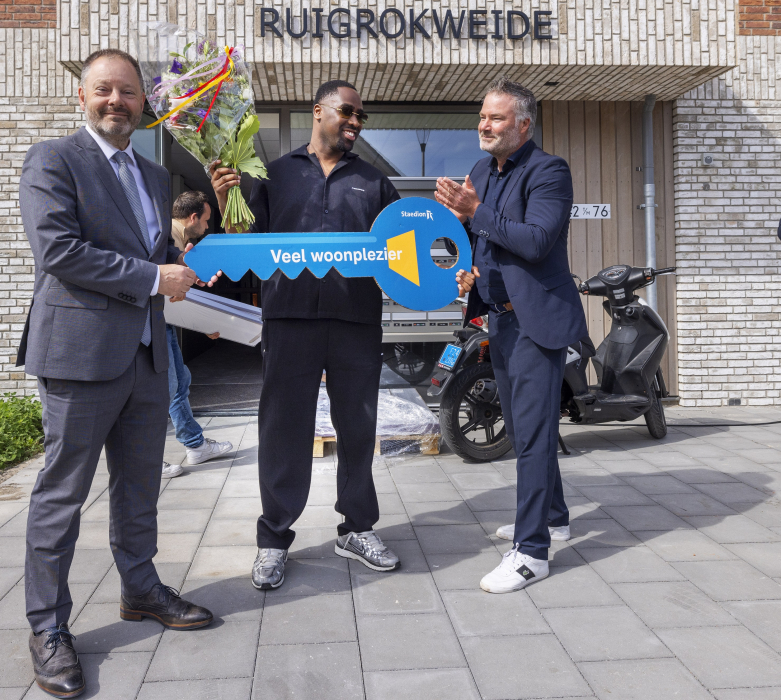 Overhandiging sleutel aan huurder Enoch (midden) door Frank van Kuppeveld (links) en Dré Boidin (rechts).