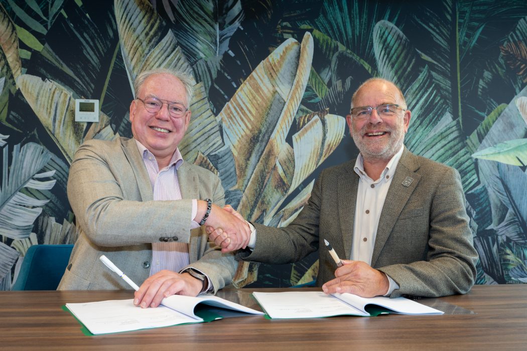 Wethouder Arjan Agema en Chrétien Mommers, directeur-bestuurder bij Rijnhart Wonen, ondertekenden de overeenkomst