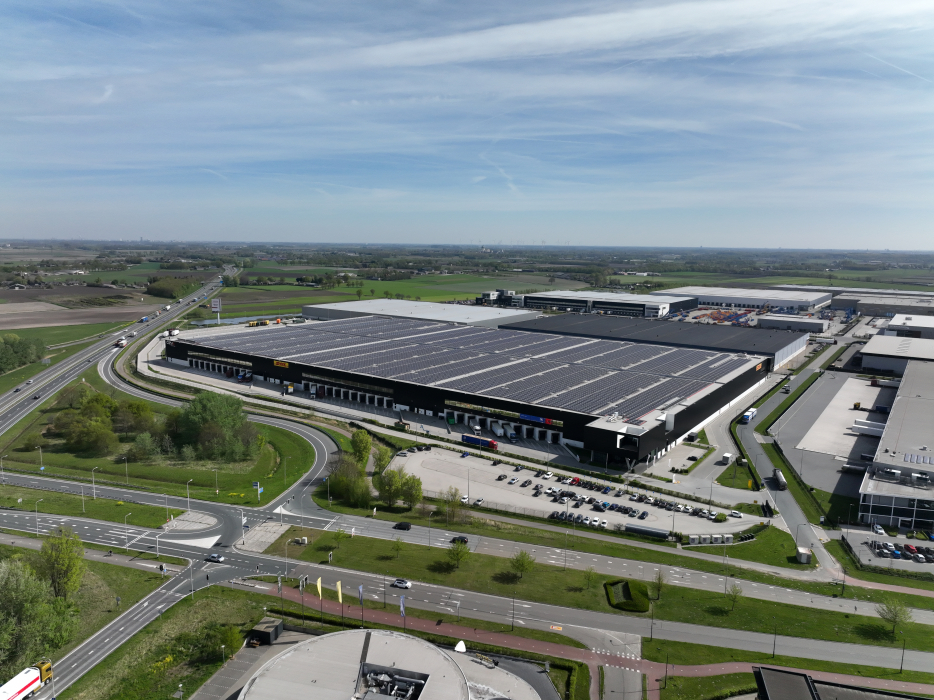 Logistieke hallen op de Agora Logistic Campus 21 in Oud Gastel