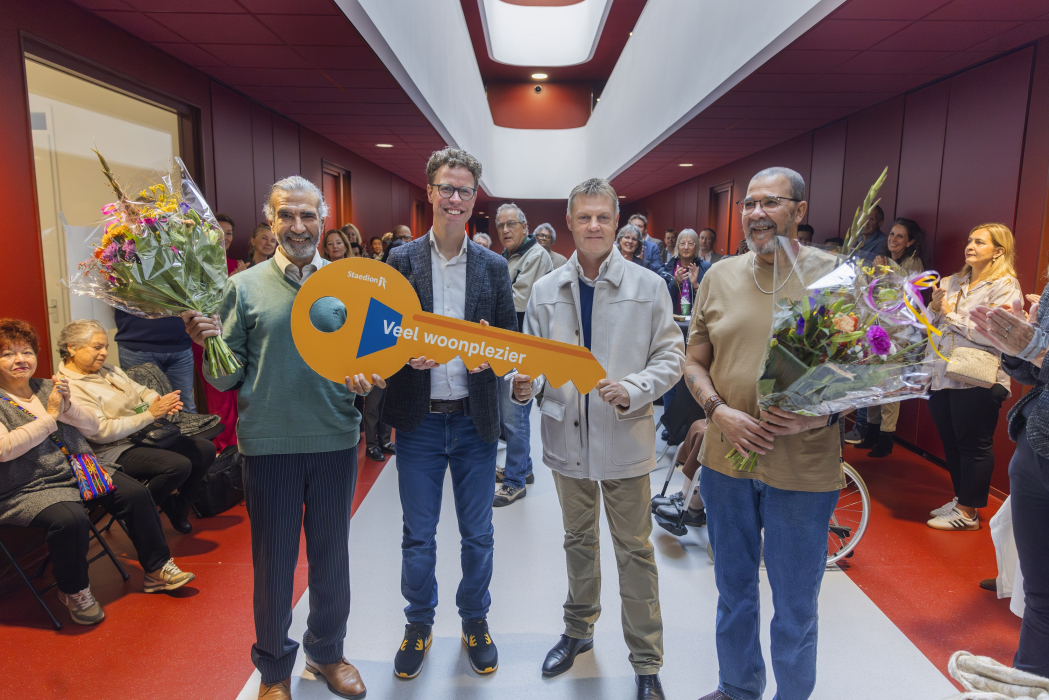 Sleutel aan eerste huurders nieuwe wooncomplex Wenckebachweg
